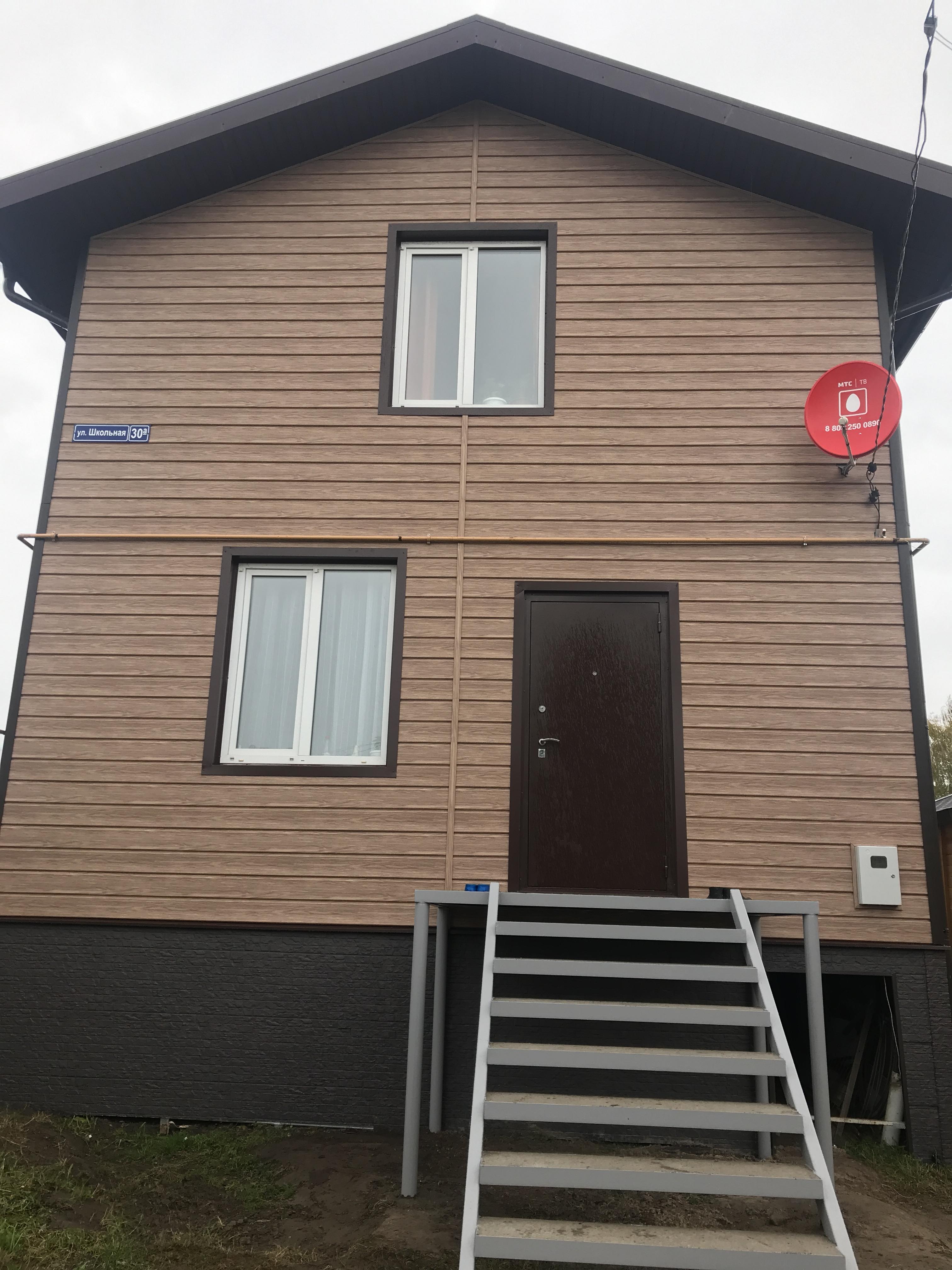 Дом в сайдинге цвет кедр